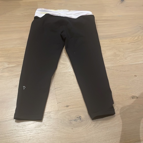 amazing condition, stretch and comfortable ivivva size 14 leggings - Picture 2 of 2